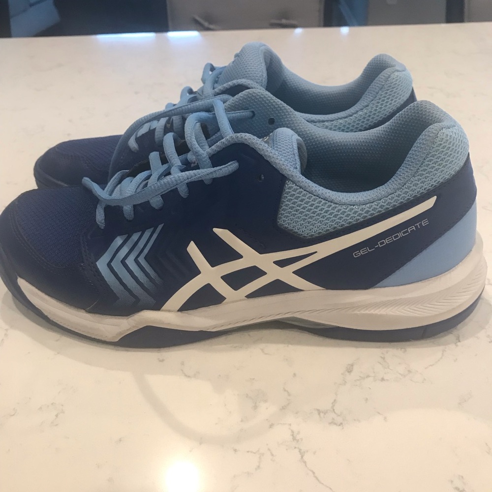 Tennis shoes